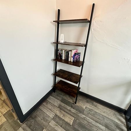Town Center Willow Apartment - Sleeps Up To 10 - Dogs Welcome - 2 Minutes From Train Station Blackpool Eksteriør billede