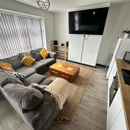 Town Center Willow Apartment - Sleeps Up To 10 - Dogs Welcome - 2 Minutes From Train Station Blackpool Eksteriør billede