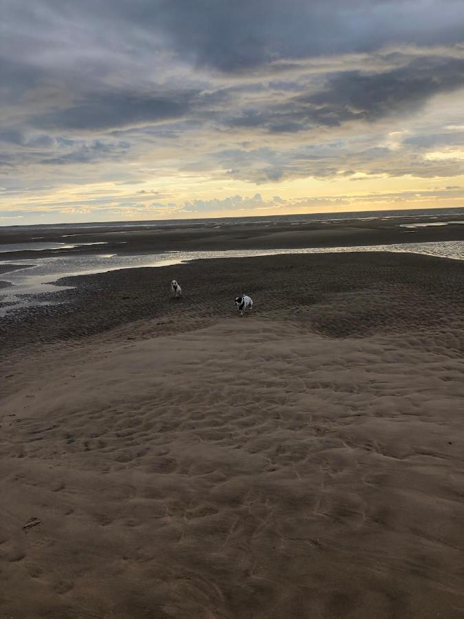 Town Center Willow Apartment - Sleeps Up To 10 - Dogs Welcome - 2 Minutes From Train Station Blackpool Eksteriør billede