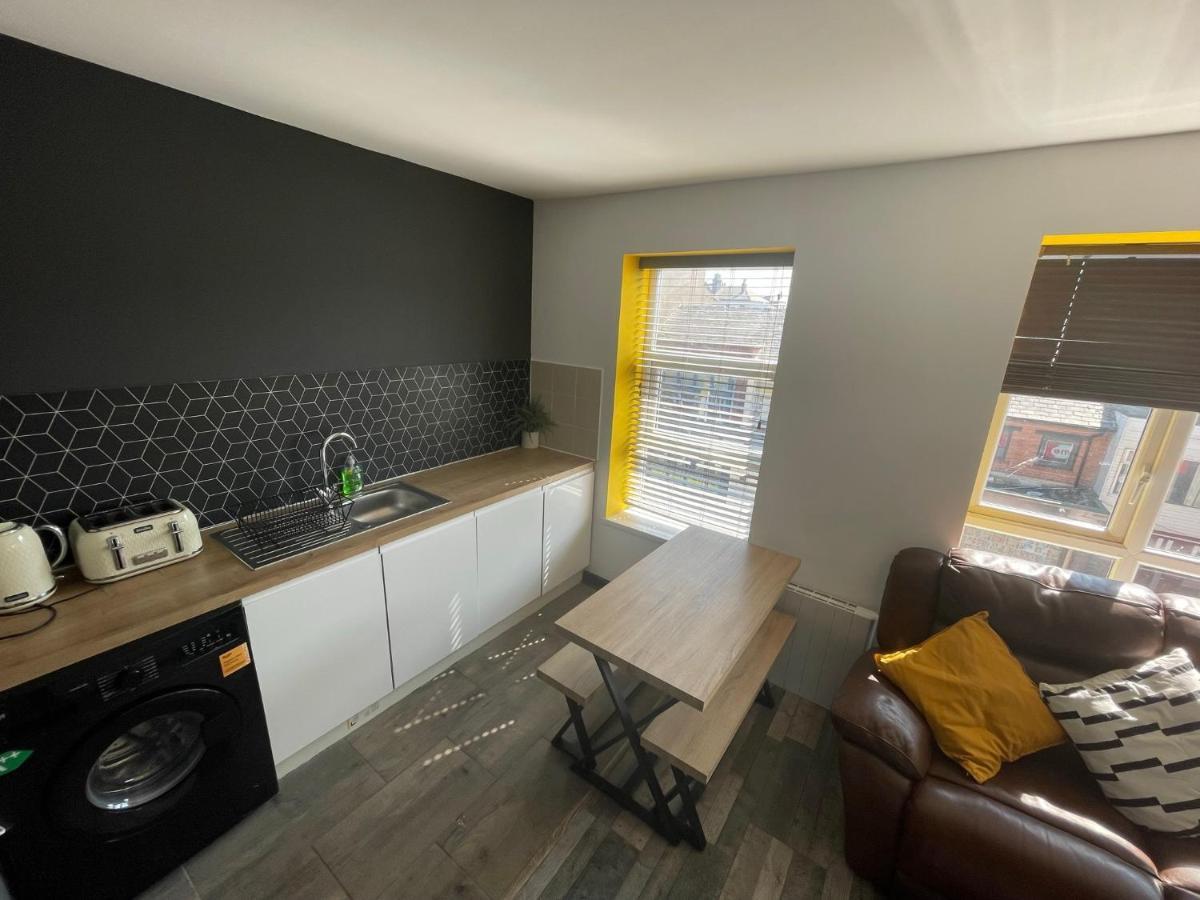 Town Center Willow Apartment - Sleeps Up To 10 - Dogs Welcome - 2 Minutes From Train Station Blackpool Eksteriør billede