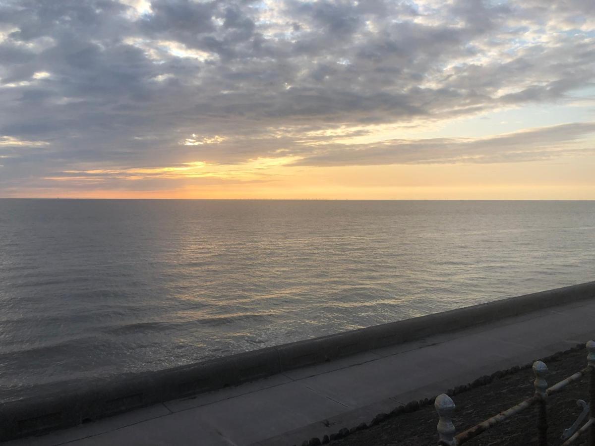 Town Center Willow Apartment - Sleeps Up To 10 - Dogs Welcome - 2 Minutes From Train Station Blackpool Eksteriør billede