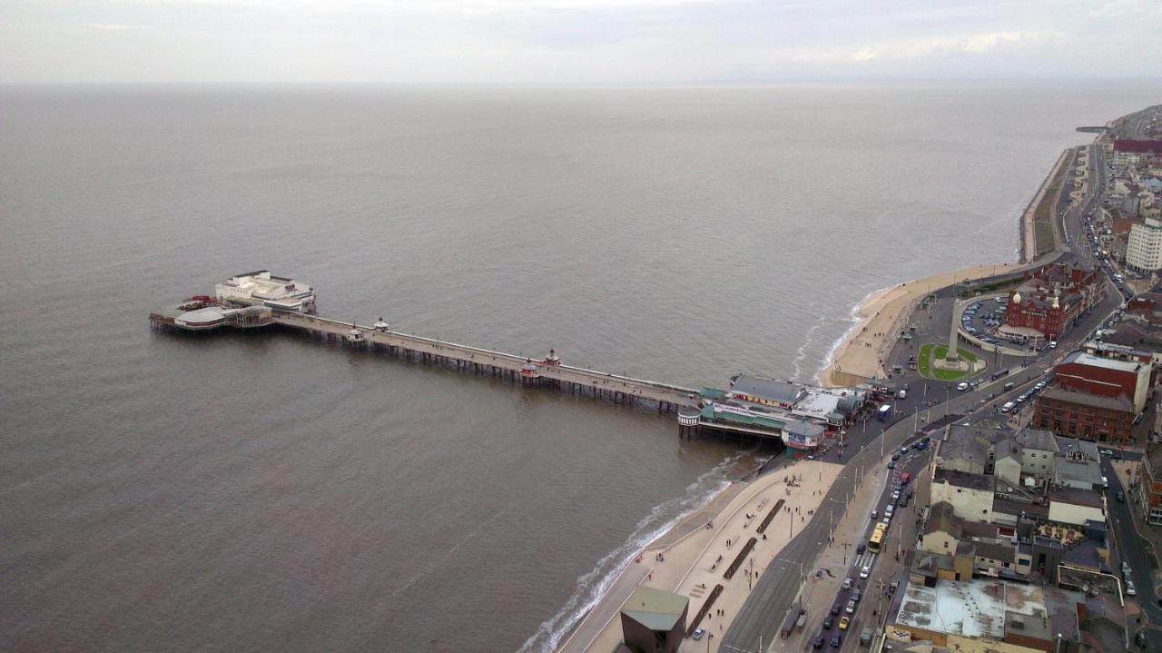 Town Center Willow Apartment - Sleeps Up To 10 - Dogs Welcome - 2 Minutes From Train Station Blackpool Eksteriør billede