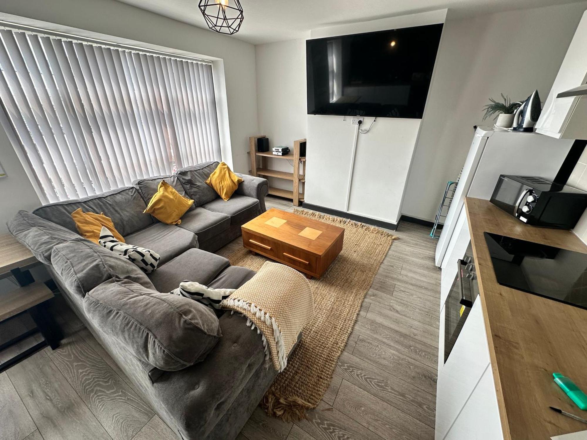 Town Center Willow Apartment - Sleeps Up To 10 - Dogs Welcome - 2 Minutes From Train Station Blackpool Eksteriør billede