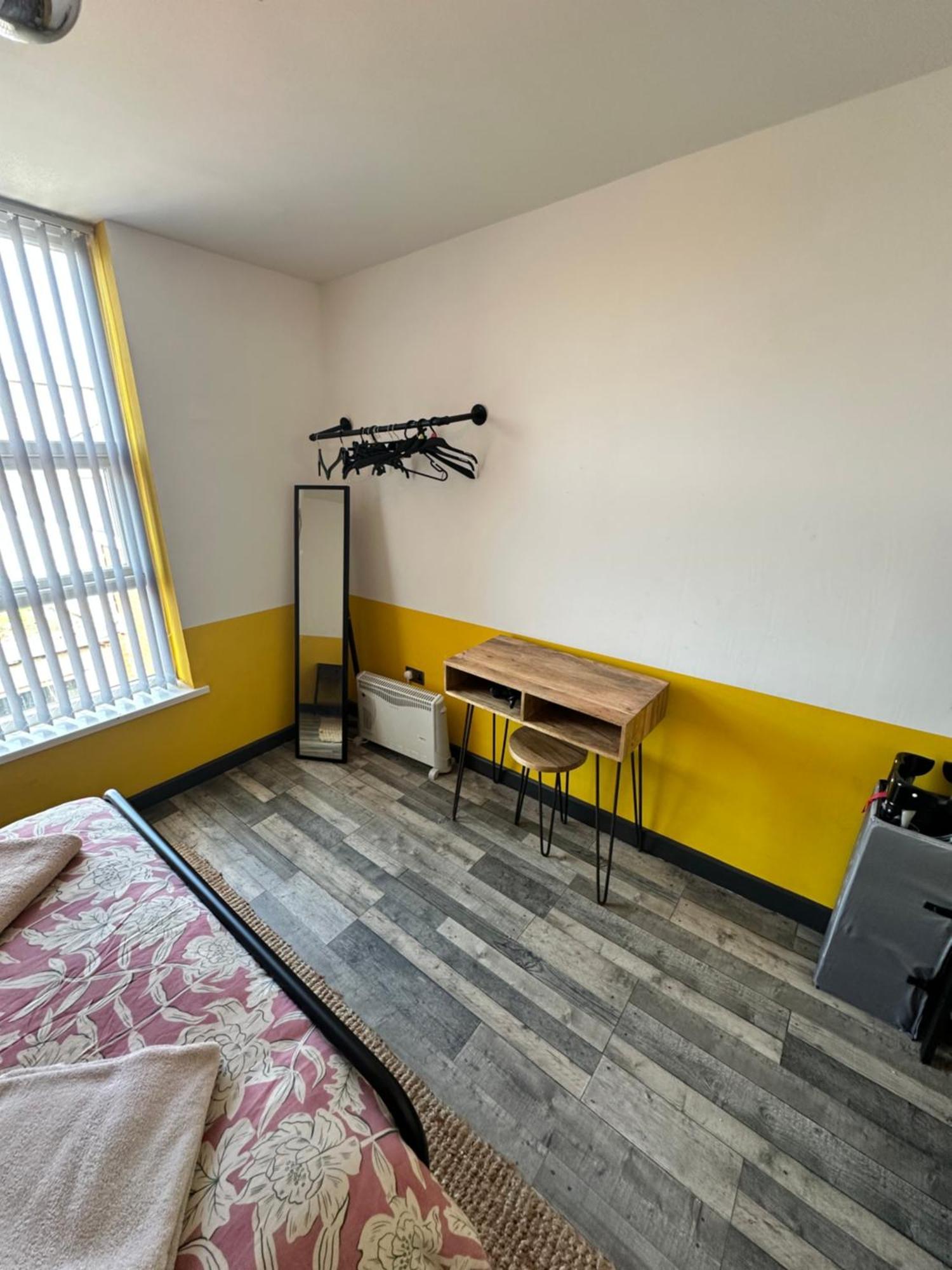 Town Center Willow Apartment - Sleeps Up To 10 - Dogs Welcome - 2 Minutes From Train Station Blackpool Eksteriør billede